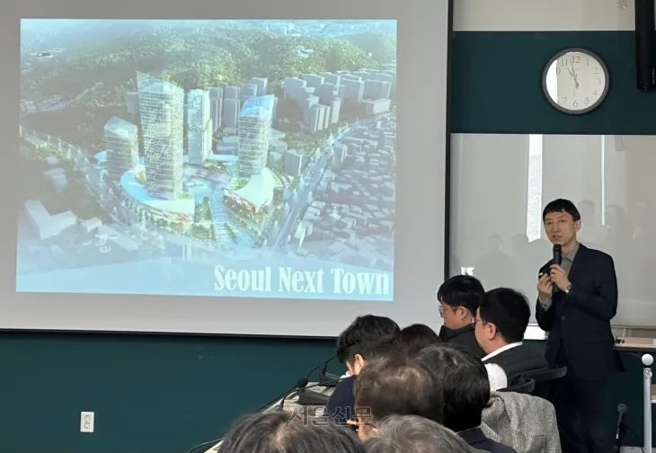 전태호(오른쪽) 서울시 균형발전본부 서부권사업과장이 27일 서소문2청사 스마트회의실에서 열린 ‘옛 국립보건원 부지 서울창조타운 거점 조성 관련 사업설명회’에서 발표를 하고 있다.