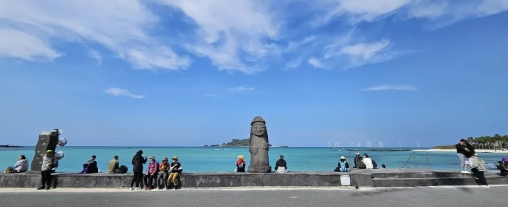 제주도는 오는 9월부터 제주관광 활성화를 위해 디지털 관광주민증을 도입할 예정이다. 사진은 한림읍 금능해변에서 바다 풍경을 즐기고 있는 관광객들. 제주 강동삼 기자