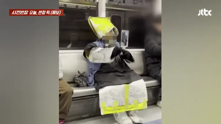 서울 지하철 1호선에 나타난 ‘거울맨’. JTBC ‘사건반장’ 캡처