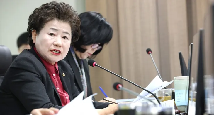 남경순 의원이 경기도경제과학진흥원 원장 후보자 인사청문회에서 후보자에게 질문하고 있다.