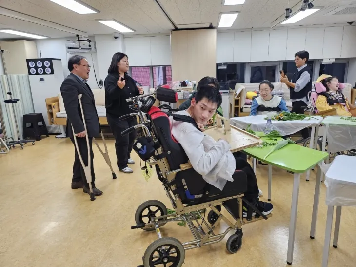 박재용 의원이 구로뇌병변장애인비전센터를 둘러보며 장애인 지원 시설과 운영 현황을 살펴보고 있다.