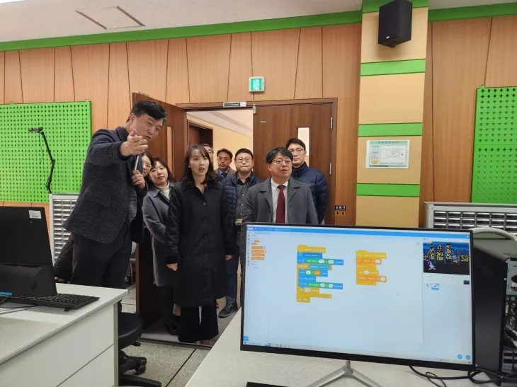 이인애·김재훈 의원이 경기도평생교육진흥원의 시설을 둘러보며 관계자로부터 설명을 듣고 있다.