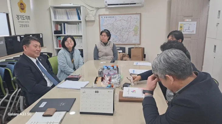 명재성 의원이 고양상담소에서 지역 주민들과 의견을 나누며 마을공동체의 지속 가능한 성장 방향에 대해 대화를 나누고 있다.