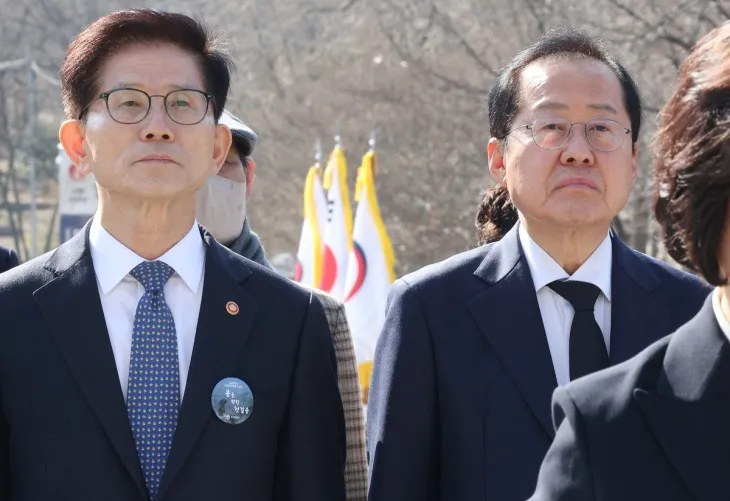 김문수(왼쪽) 고용노동부 장관과 홍준표 대구시장이 28일 2.28민주운동기념탑에 참배하고 있다. 연합뉴스