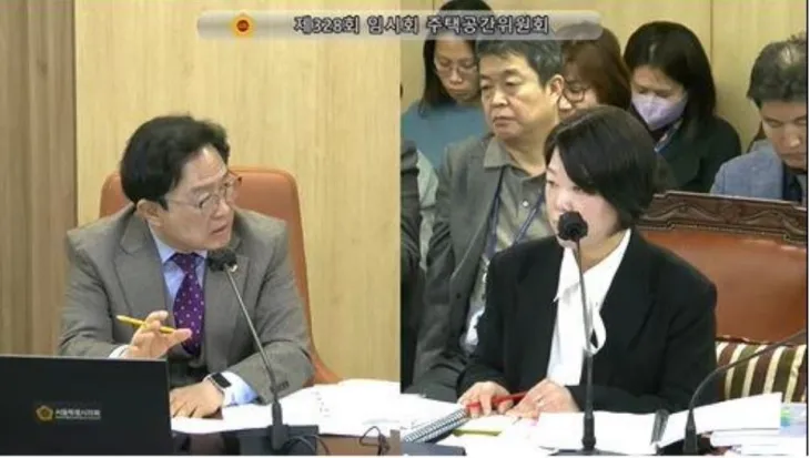 지난 25일 열린 서울시의회 주택공간위원회에서 디지털도시국을 상대로 질의하는 최기찬 의원