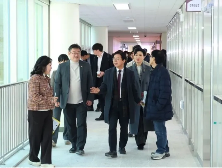 지난 27일 오는 3월 개교를 앞둔 둔촌초등학교를 방문한 이종태 의원