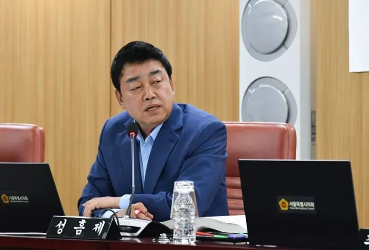 상임위 활동 중 질의하는 성흠제 의원