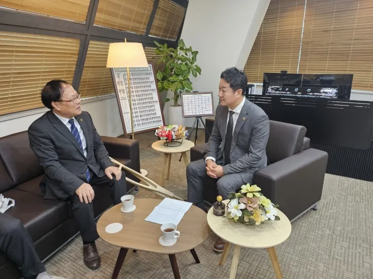박재용 의원이 김진경 의장과 면담을 갖고, 수어 통역이 반영된 국민의례 도입 등 장애 친화적인 의회 환경 조성 방안을 논의하고 있다.