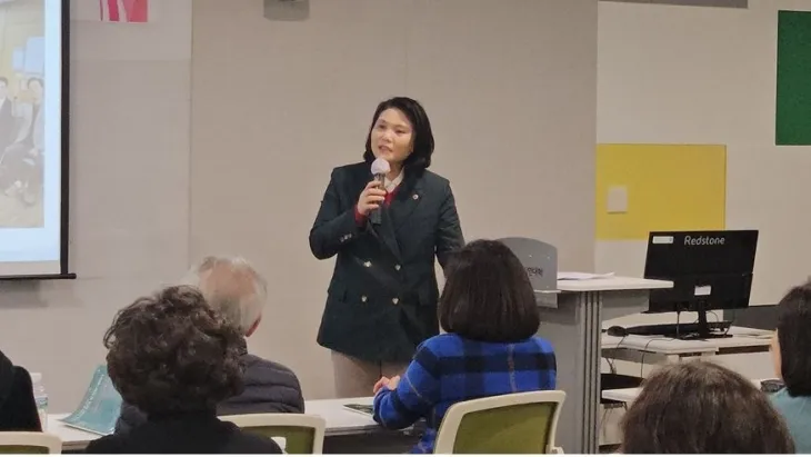 축하의 메시지를 전하는 박춘선 의원