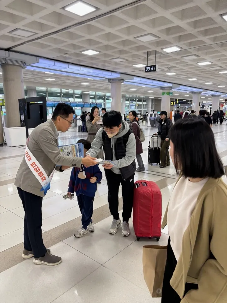 한국공항공사 제주공항은 28일 국내선 출발장에서 1일부터 시행되는 강화된 보조배터리 반입 절차를 알리는 캠페인을 실시하고 있다. 한국공항공사 제주공항 제공