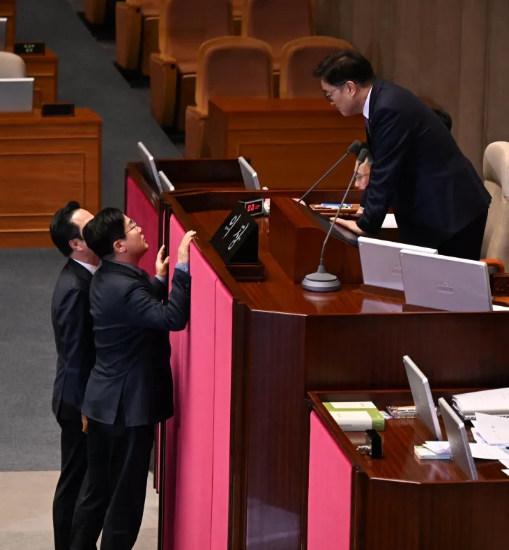 박찬대(왼쪽 앞줄) 더불어민주당 원내대표와 박성준 원내수석부대표가 27일 국회 본회의장에서 우원식(오른쪽) 국회의장이 상법 개정안을 본회의에 상정하지 않은 것에 대해 항의하고 있다. 우 의장은 “상법 개정안에 대해 교섭단체 간 견해 차이가 크고 토론과 협의﻿가 필요하다는 요청도 있었다”며 본회의에 상정하지 않았다. 2025.2.27 안주영 전문기자