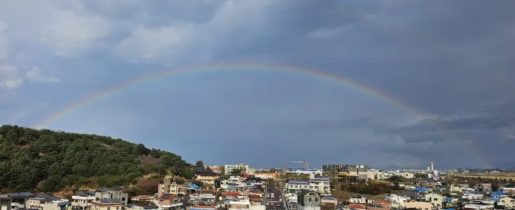 3·1절 연휴인 1일 제주공항과 도두봉 사이로 뜬 무지개. 제주 강동삼 기자