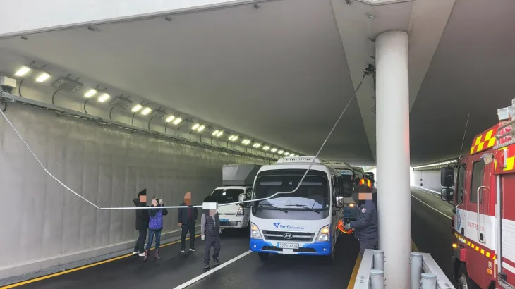 제주공항 지하차도 전선 늘어져 소방당국이 임시조치를 취하고 있다. 제주도소방안전본부 제공