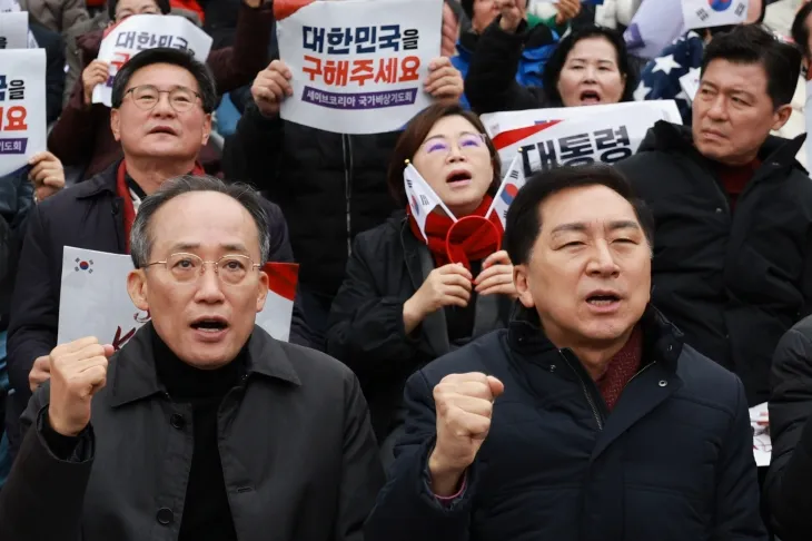 김기현(오른쪽)·추경호(왼쪽) 국민의힘 의원 등이 1일 서울 여의대로에서 보수 성향 기독교 단체 세이브코리아가 연 ‘3·1절 국가비상기도회’에서 윤석열 대통령 탄핵 기각을 촉구하는 구호를 외치고 있다. 2025.3.1 연합뉴스