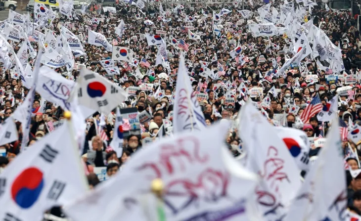 1일 서울 여의도에서 세이브코리아 주최 ‘3·1절 국가비상기도회’ 참가자들이 윤석열 대통령 탄핵 기각을 촉구하고 있다. 2025.3.1 연합뉴스