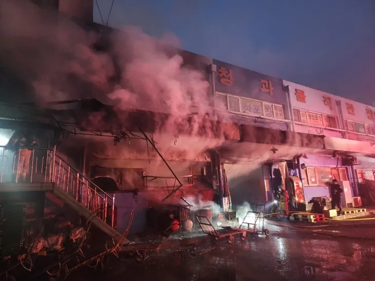 지난 1일 오후 화재가 발생한 사상구 엄궁동 청과물 직판장. 부산소방재난본부 제공