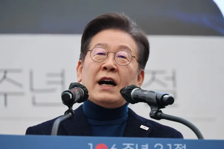 더불어민주당 이재명 대표가 1일 서울 종로구 안국동 사거리에서 열린 ‘야 5당 공동 내란종식·민주헌정수호를 위한 윤석열 파면 촉구 범국민대회’에서 발언하고 있다. 2025.3.1 연합뉴스