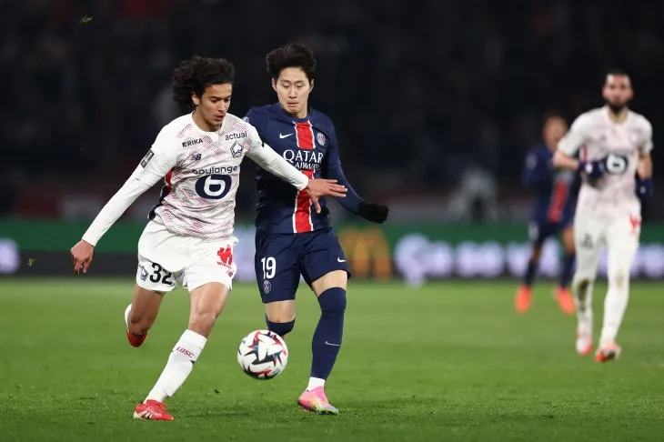 PSG 이강인이 2일(한국시간) 프랑스 파리의 파르크 데 프랭스에서 열린 2024~25 리그1 24라운드 릴과의 홈 경기에서 수비하고 있다. AFP 연합뉴스