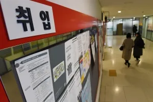 중고 신입 우대하는 기업들…취준생 53.9% “진입 장벽”