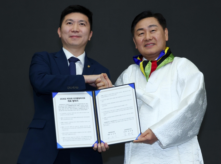 김관영(오른쪽) 전북지사와 유승민 신임 대한체육회장이 지난달 28일 서울 송파구 올림픽파크텔에서 ‘2036 하계올림픽대회 개최 협약서’에 각각 서명한 뒤 올림픽 유치를 위한 협력을 다짐하고 있다. 올림픽 지방 분산 개최를 통한 지역 균형 개발을 앞세운 전북은 올림픽 유치 도시 선정 투표에서 49표를 얻어 11표에 그친 서울시를 제쳤다. 연합뉴스