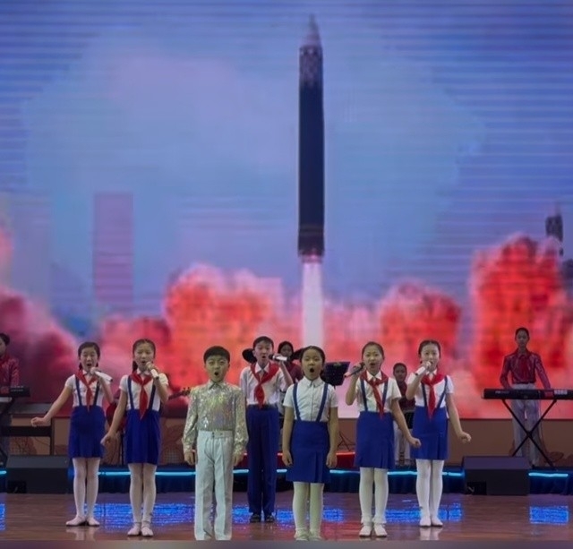 북한 어린이들이 탄도 미사일의 목표물 명중 장면을 형상화한 무용을 선보이고 있다. 마이크 오케네디 인스타그램 캡처