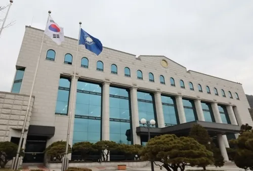 지난달 28일 경기 과천시 중앙선거관리위원회 모습. 중앙선관위는 감사원의 직무 감찰 대상에 포함되지 않고, 앞서 감사원이 선관위를 상대로 채용 등 인력관리 실태에 관한 직무감찰을 벌인 것은 위헌·위법하다고 헌법재판소가 밝혔다. 헌재는 선관위가 감사원을 상대로 제기한 권한쟁의심판 청구에 대해 재판관 전원일치 의견으로 인용 결정을 내렸다. 연합뉴스