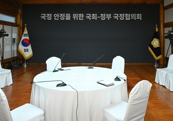 28일 서울 여의도 국회 사랑재에서 열릴 예정이던 국정 안정을 위한 국회-정부 국정협의회가 무산돼 자리가 비어 있다. 국회사진기자단