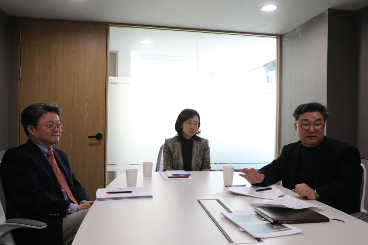 민감 분야에서는 미국과 공조하고 미중 경쟁이 치열하지 않은 분야에서는 한중 협력을 꾀하는 유연한 전략이 필요하다는 지적들이다. 왼쪽부터 주재우 경희대 중국어학과 교수, 박지영 경제사회연구원장, 김흥규 아주대 정치외교학과 교수.