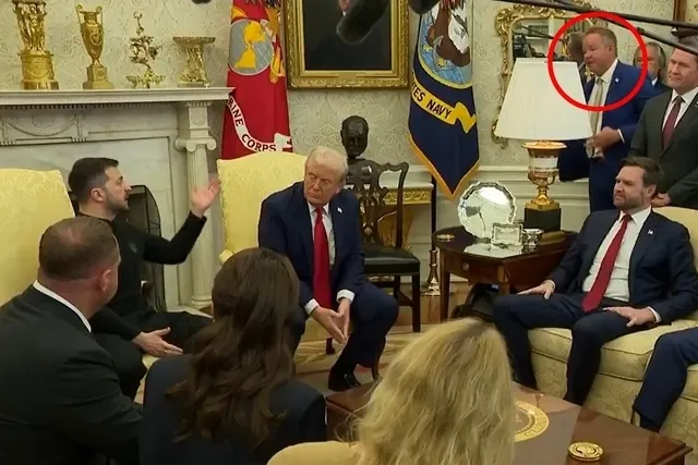 미국의 보수 성향 매체 리얼아메리카보이스 진행자 브라이언 글렌(빨간색원)이 지난달 28일(현지시간) 워싱턴DC 백악관에서 도널드 트럼프 대통령과 만난 볼로디미르 젤렌스키 우크라이나 대통령에게 질문하는 모습. 마저리 테일러 그린 엑스 캡처