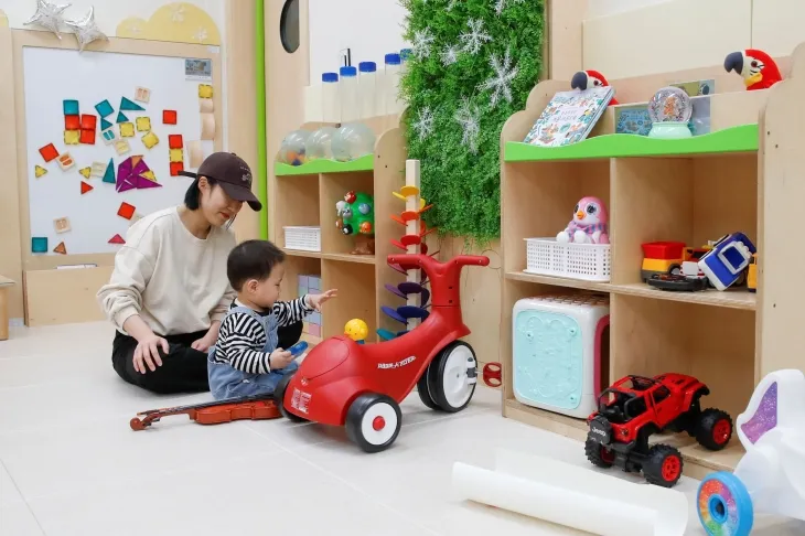 서울 성동구청에 있는 노올터에서 아이와 엄마가 함께 놀이하는 모습. 성동구 제공