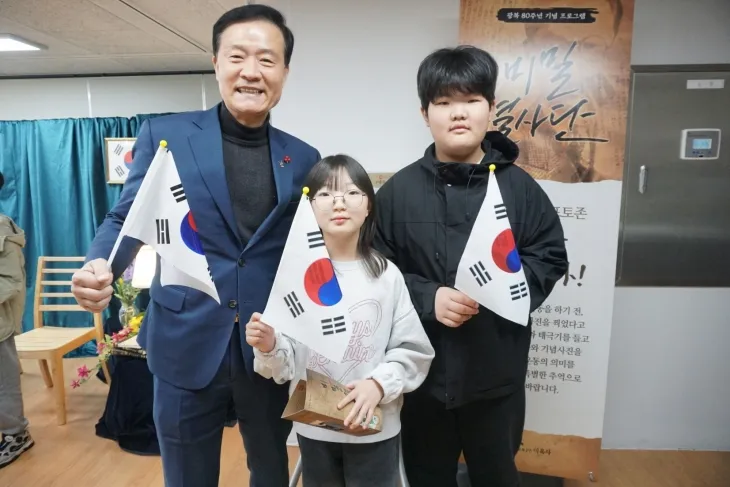 이승로(왼쪽 첫 번째) 서울 성북구청장이 지난 1일 종암동 문화공간 이육사에서 일일 독립운동가 체험 프로그램에 참여한 어린이들과 기념사진을 찍고 있다.   성북구 제공