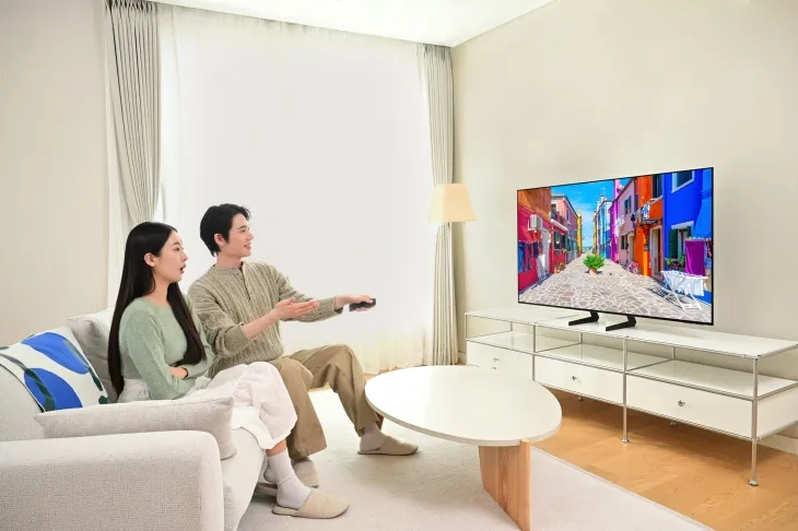 삼성전자가 AI 기능을 강화한 55형 OLED TV 신제품을 12일 국내 출시해 OLED TV 시장 공략을 강화한다고 밝혔다. 모델이 최신 AI 기술을 탑재한 2025년형 삼성 OLED TV를 소개하고 있다. 삼성전자 제공