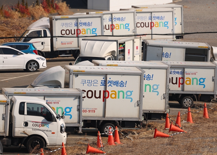 26일 쿠팡이 미국 증권거래위원회(SEC)에 제출한 지난해 4분기 연결실적 보고서에 따르면 지난해 매출은 41조 2901억원으로, 전년(31조 8298억원) 대비 29% 증가했다. 연매출이 40조원을 돌파한 것은 국내 유통업계 최초다. 사진은 이날 서울의 한 쿠팡 캠프에 주차된 배송차량 모습. 2025.2.26 연합뉴스