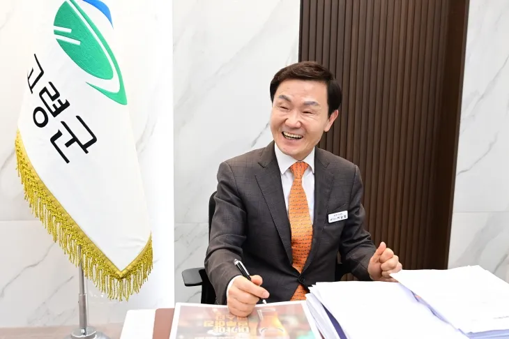 이남철 경북 고령군수가 지난달 28일 군청에서 가진 서울신문과의 인터뷰에서 낙동강변 관광개발 계획에 대해 설명하고 있다. 고령군 제공