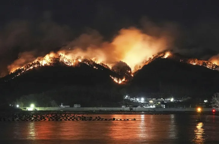 일본 혼슈 북동부 이와테현 오후나토시 산불. 2025.3.3 AP 연합뉴스