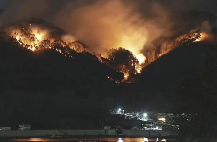 일본 혼슈 북동부 이와테현 오후나토시 산불. 2025.3.3 AP 연합뉴스