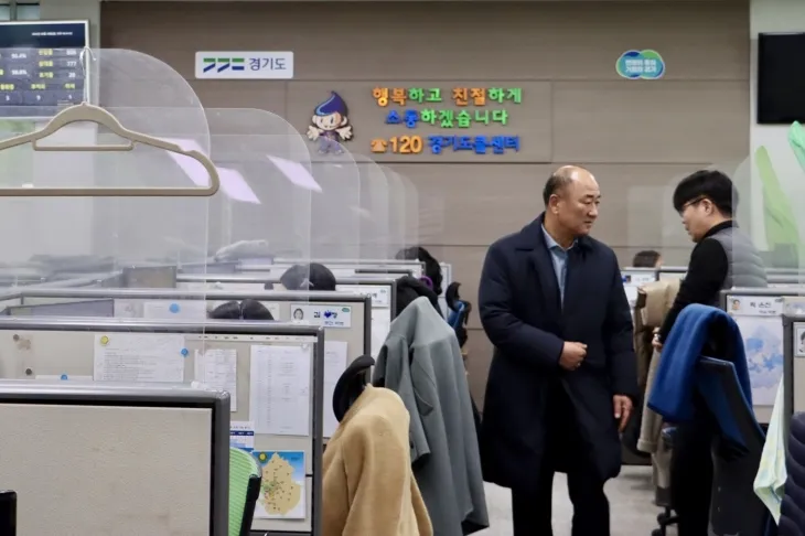 이영희 의원이 경기 120 콜센터에서 관계자와 대화를 나누며 상담사들의 근무 여건을 직접 확인하고 있다.