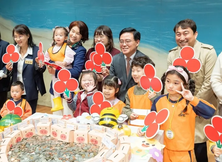 진교훈(뒷줄 오른쪽 두 번째) 서울 강서구청장이 어린이집 아이들이 모은 기부금을 기탁받고 기념사진을 찍고 있다. 강서구 제공