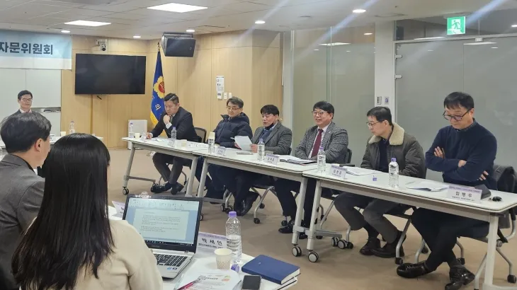 김재훈 의원이 경기도사회복지사협회 자문위원회 회의에 참석하여 2024년 주요 사업 추진 결과를 공유하고 2025년 계획을 논의하고 있다.