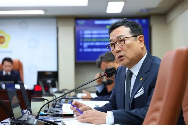 제328회 임시회 정원도시국 업무보고에서 질의하는 유만희 의원