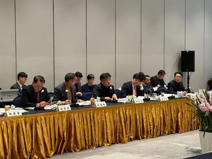 양우식 의원이 제11대 전반기 제5차 정기회에서 지방의회의 전문성 강화를 위한 지방의정연수원 설립의 필요성을 강조하며 발언을 마친 후, 다른 참석자의 발언을 경청하고 있다.