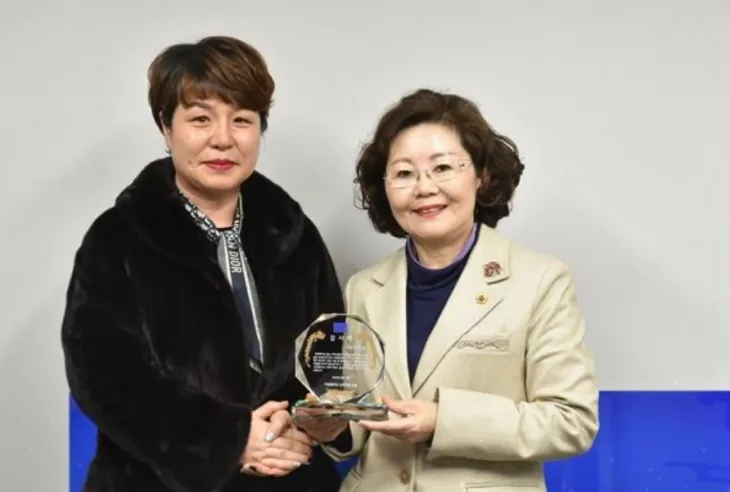 구암중학교 교육가족 일동으로부터 교육발전 공로를 인정받아 감사패를 수상한 왕정순 의원
