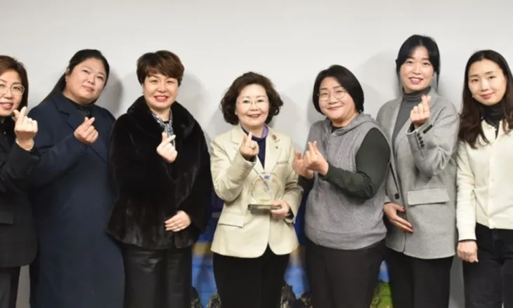 감사패를 받은 왕정순 의원과 참석자들이 기념촬영을 하고 있다.