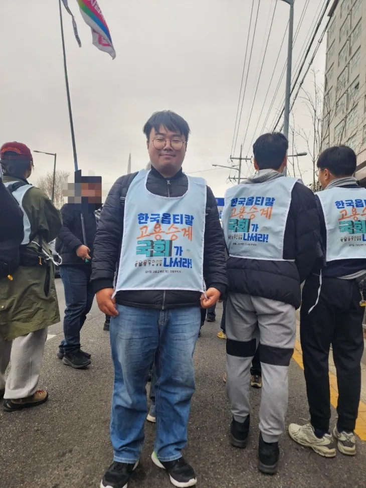 유호준 의원이 ‘희망뚜벅이 행진’에 동참해 한국옵티칼 노동자들의 고용 승계를 위한 연대를 표하고 있다.