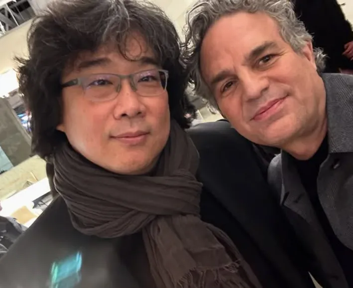 봉준호 감독과의 셀카 공개한 마크 러팔로. 마크 러팔로 인스타그램 캡처