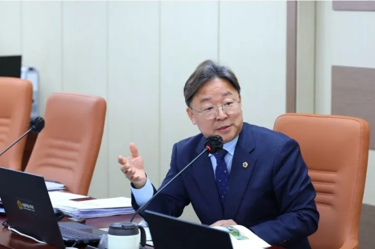 제328회 임시회에서 발언중인 이용균 의원