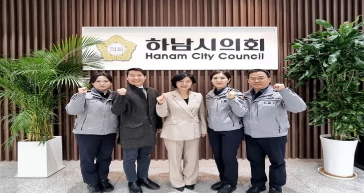 정혜영 의원(가운데)이 지난 2월 28일 간담회를 마치고 기념사진을 촬영하고 있다. 정혜영 의원실 제공