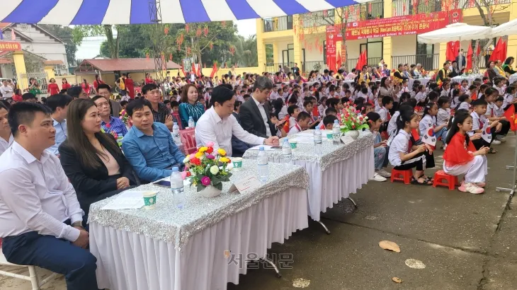 지난 3일 오후 베트남 푸토성 타잉바현 만란초등학교에서 개최된 교실 준공식에 참석한 관계 공무원과 학생들이 국제라이온스협회 354-D지구 지훈 총재의 축사를 듣고 있다.