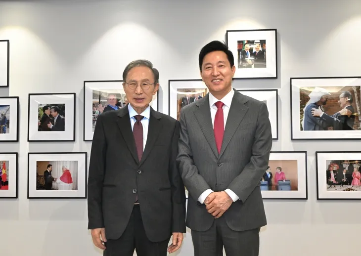 오세훈(오른쪽) 서울시장과 이명박 전 대통령이 4일 오후 서울 서초구 영포빌딩 청계재단 사무실에서 기념사진을 찍고 있다. 서울시 제공