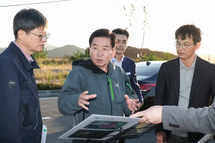 구충곤(가운데) 광양만권경제자유구역청장이 광양만권 개발사업 현장을 찾아 안전 점검을 하고 있다.  광양만권경제자유구역청 제공